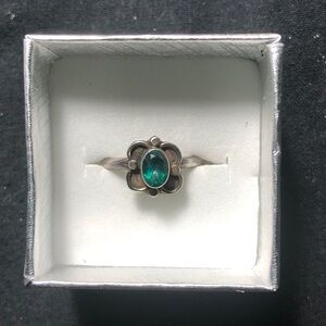 Vintage 925 Sterling Silver Green Emerald Ring Size 9